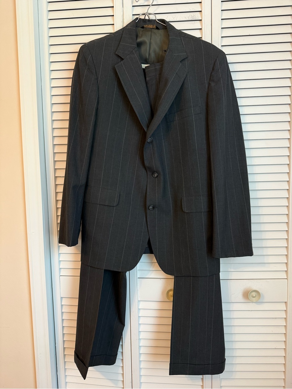 VTG USA Made Gray Pinstripe Men 2PC Men Suit Wool Pleated Cuff Leg Wedding Guest